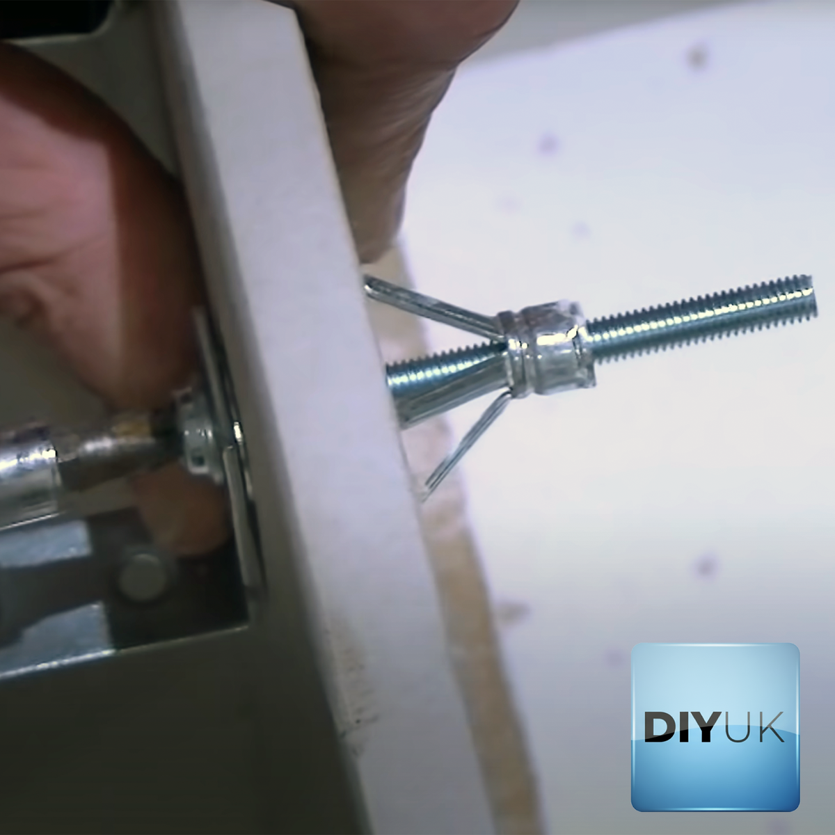 Heavy-Duty Metal Cavity Wall Fixings & Molly Bolts for Plasterboard